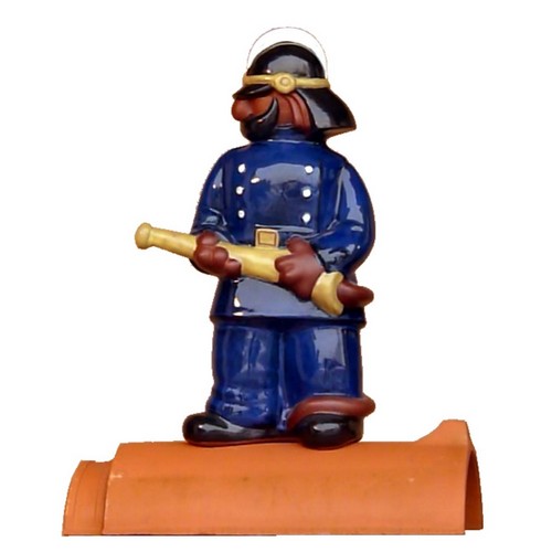feuerwehrmann, mittelgross, blau glasiert mit wasserspritze und schlauch, traditionell