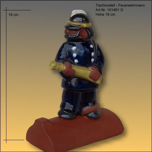 stehender feuerwehrmann als tischmodell glasiert mit spritze und helm-traditionell