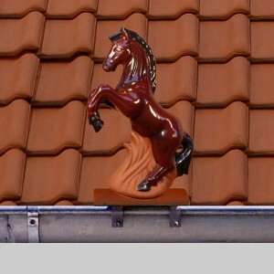 aufsteidendes Pferd auf der Dachrinne-braun schwarz glasiert