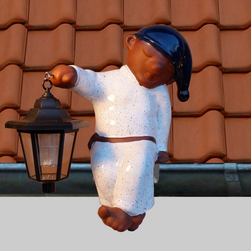 schlafwandler als dachrinnenfigur mit laterne mit edelstahlrinnenhalterung, weiss glasiert mit blauer mütze